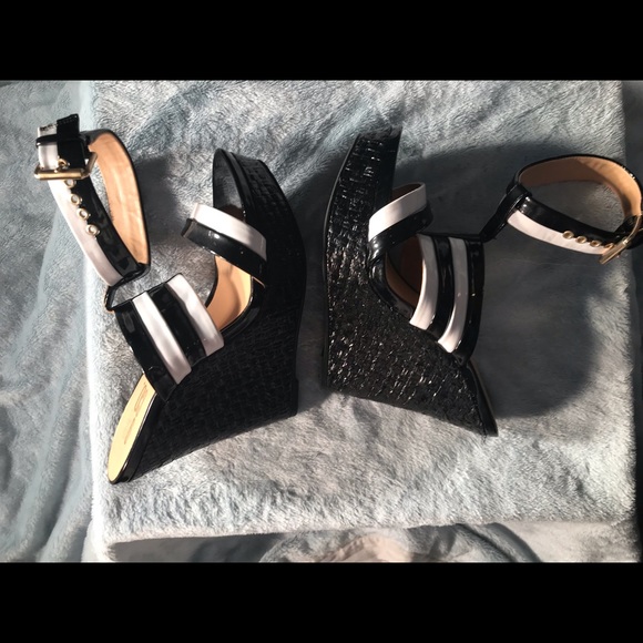 Women’s 9 & Co. size 6 black & white wedges. - Picture 4 of 5